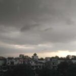 उत्तर प्रदेश में लखनऊ सहित कई जिलों में&nbsp; गरज चमक के साथ बारिश, तेज हवाओं से तापमान में आई गिरावट