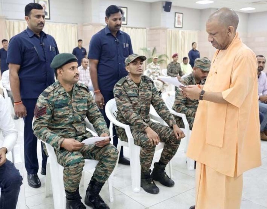 जनता दर्शन कार्यक्रम में सीएम योगी ने सुनी जनता की समस्याएं, प्रशासन को दिए समाधान के निर्देश