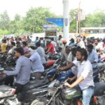 यूपी में अफवाह से बिगड़ी पेट्रोल पंप पर व्यवस्था, पुलिस करनी पड़ी तैनात