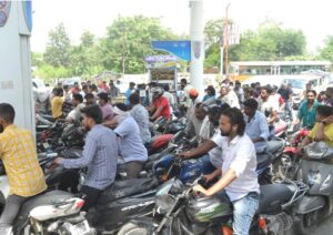 यूपी में अफवाह से बिगड़ी पेट्रोल पंप पर व्यवस्था, पुलिस करनी पड़ी तैनात