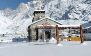 उत्तराखंड चारधाम यात्रा की तैयारियों में चुनौती, बर्फ की मोटी चादर से ढका हुआ है केदारनाथ धाम