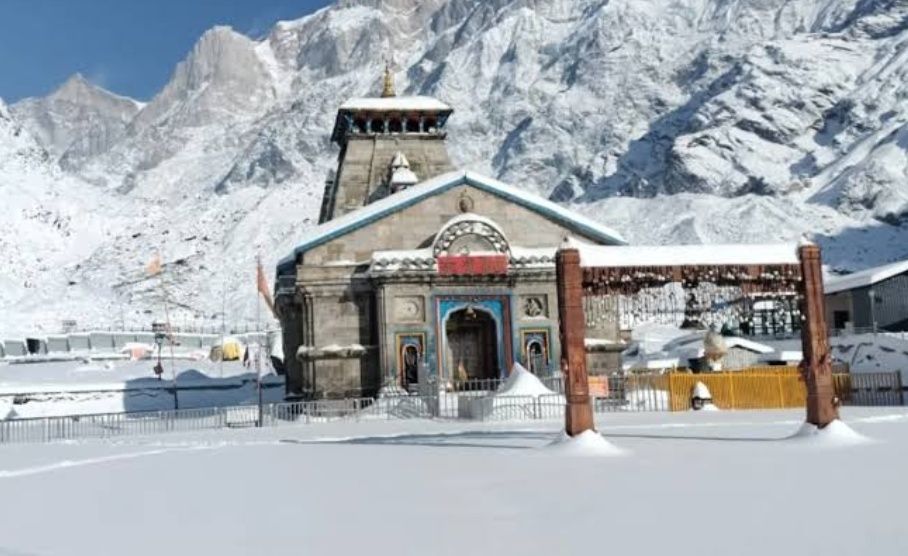 उत्तराखंड चारधाम यात्रा की तैयारियों में चुनौती, बर्फ की मोटी चादर से ढका हुआ है केदारनाथ धाम
