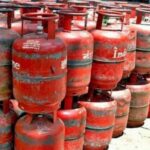राजधानी दिल्ली में गैस सिलिंडर की कालाबाजारी जारी, सरकार के दावे हो रहे हैं बेअसर