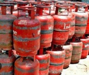 राजधानी दिल्ली में गैस सिलिंडर की कालाबाजारी जारी, सरकार के दावे हो रहे हैं बेअसर