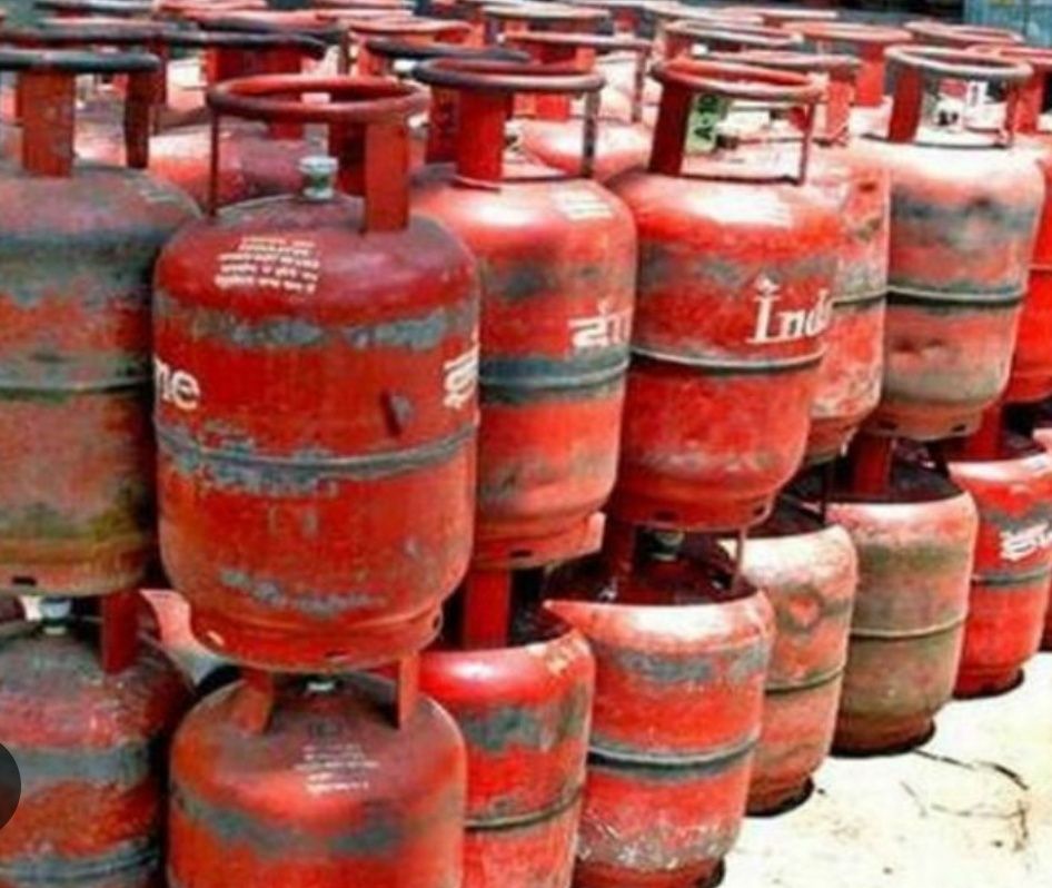राजधानी दिल्ली में गैस सिलिंडर की कालाबाजारी जारी, सरकार के दावे हो रहे हैं बेअसर
