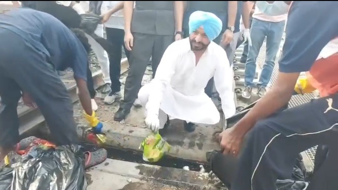 राज्य सभा सांसद ने निभाई स्वच्छता ही सेवा मुहिम में भागीदारी, रेलवे स्टेशन से किया कचरा साफ